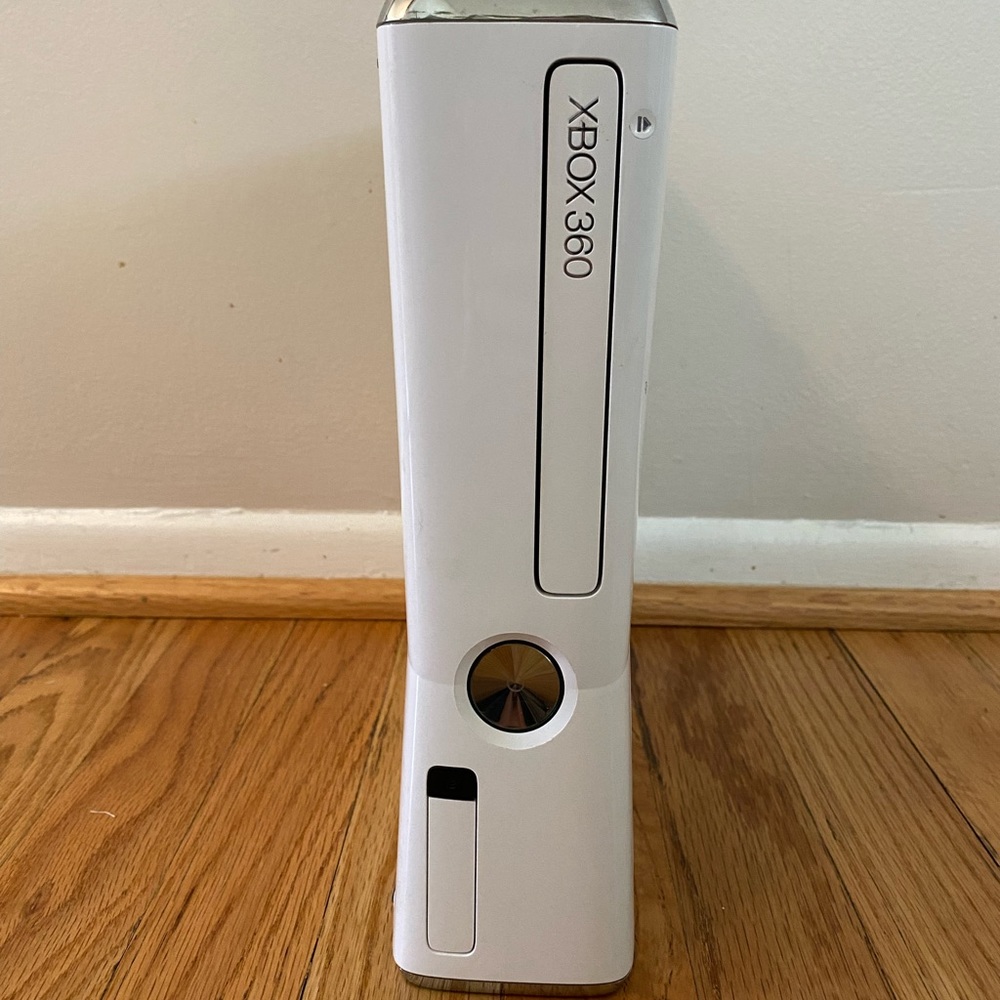 White XBOX 360 with all cables included + vintage FIFA game